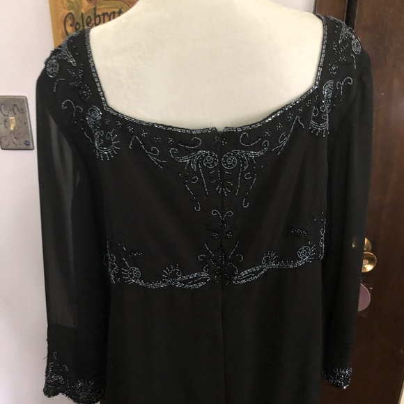 Black gown - Picture 7 of 12